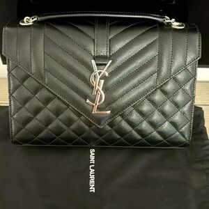 ENVELOPE MEDIUM IN QUILTED GRAIN DE POUDRE EMBOSSED LEATHER. NOIR.
